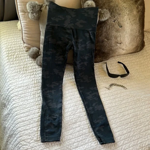 SPANX LOOK AT ME NOW SEAMLESS LEGGING - Revolve grey black CAMO print - medium - Picture 2 of 11